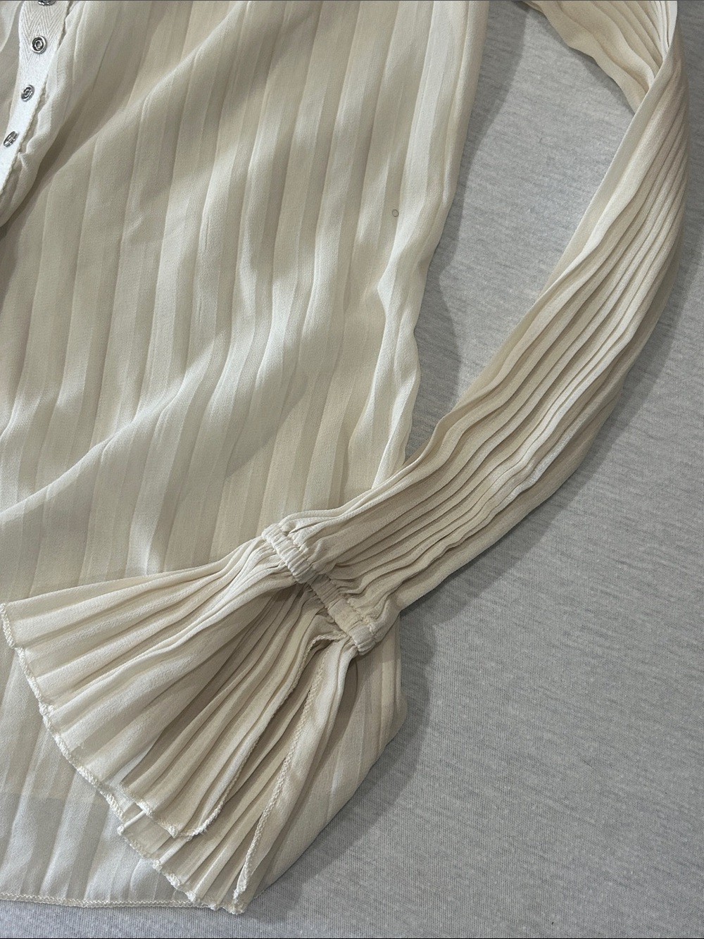 SHEIN Cream Pleated Ruffle Cuff Button-Up Blouse Sz XS - Picture 4 of 6
